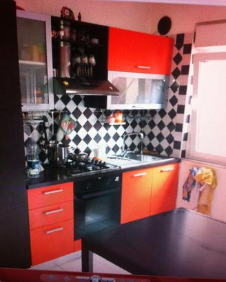 Cucina completa con frigo forno e piano cottura