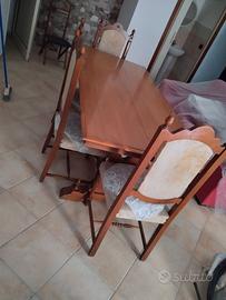 Tavolo con 5 sedie 