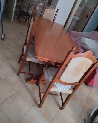 Tavolo con 5 sedie 