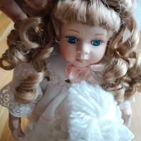 Bambola su cavallo a dondolo