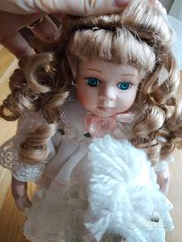 Bambola su cavallo a dondolo