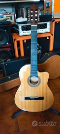 Chitarra classica elettrificata.