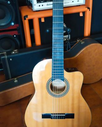 Chitarra classica elettrificata.