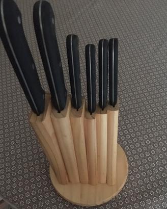 Set di 6 coltelli da cucina, con ceppo in legno.