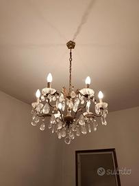Lampadario a candeliere con gocce di cristallo