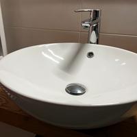 Lavabo con rubinetto