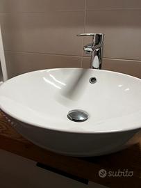 Lavabo con rubinetto