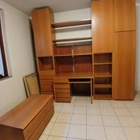 Cameretta con armadio, scrivania e cassettiera