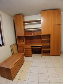 Cameretta con armadio, scrivania e cassettiera