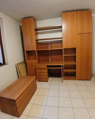 Cameretta con armadio, scrivania e cassettiera