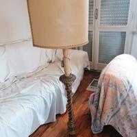 lampada con colonna ritorta in legno
