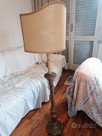 lampada con colonna ritorta in legno