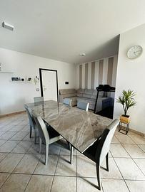 Tavolo in Gres porcellanato effetto marmo