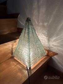 Affascinante Lampada a Piramide in Vetro