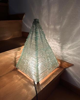 Affascinante Lampada a Piramide in Vetro