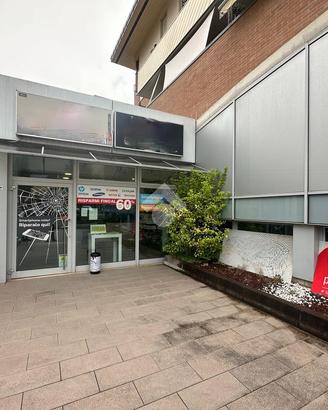 NEGOZIO A RIVA DEL GARDA