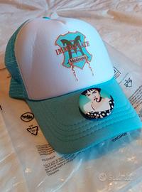 Cappellino e spilla Madonna The Immaculate Coll