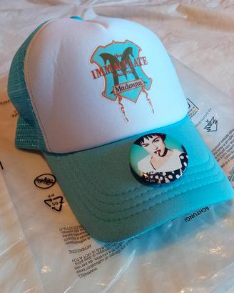 Cappellino e spilla Madonna The Immaculate Coll