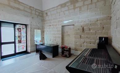 Locale commerciale con deposito - in centro