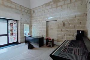 Locale commerciale con deposito - in centro