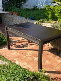 Due tavoli in legno marrone scuro