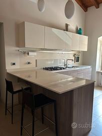 Cucina  completa con elettrodomestici