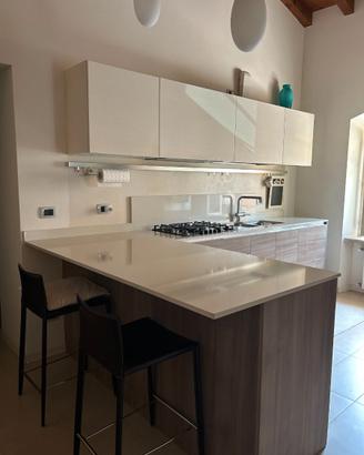 Cucina  completa con elettrodomestici
