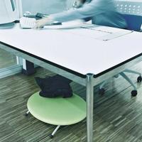 POGGIAPIEDI REGOLABILE DI DESIGN PER SMART WORKING
