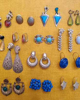 16 coppie di orecchini e 3 spille Vintage