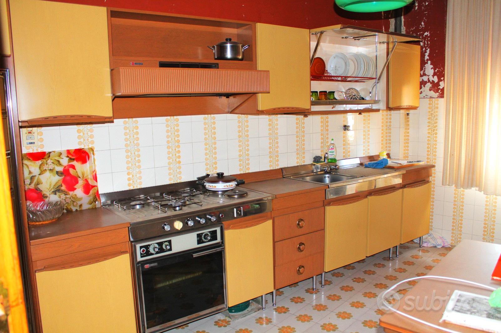 Grande appartamento con balconi e cantina - Via Sa - Vista 3