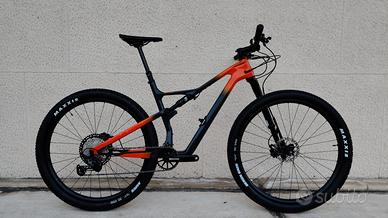 Scalpel 2 con cerchi in carbonio. Taglia L