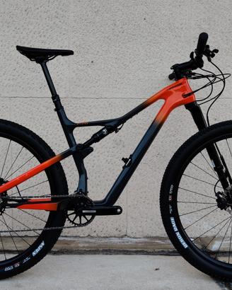 Scalpel 2 con cerchi in carbonio. Taglia L