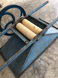 Pigiatrice a mano per uva