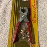Pinza per occhielli