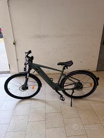 Bici elettrica con casco, lucchetto e kit catena
