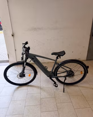 Bici elettrica con casco, lucchetto e kit catena
