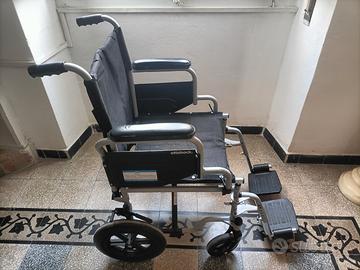 Deambulatore/ carrozzina per anziani