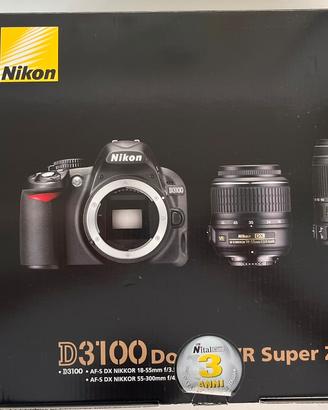 Macchina fotografica Nikon con doppio obiettivo
