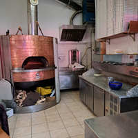 Pizzeria con forno a legno in attività