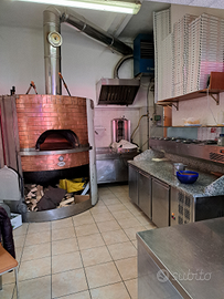 Pizzeria con forno a legno in attività
