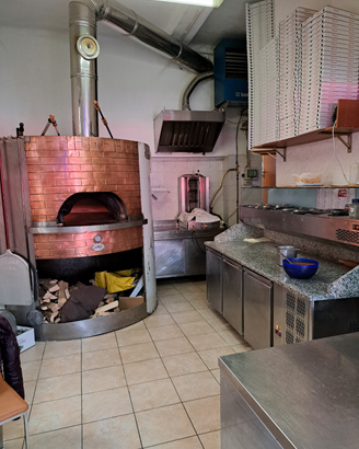 Pizzeria con forno a legno in attività