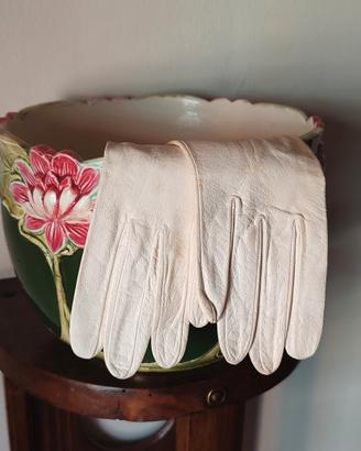 Guanti in morbidissima pelle vintage con bottone