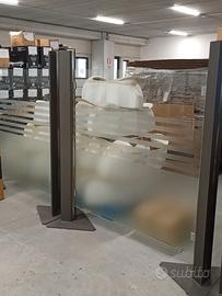 Separè in vetro temperato e a tratti satinato, con