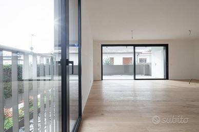 Appartamento di 173 m² con 5 locali e box auto a T