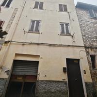 Appartamento e locale commerciale garage