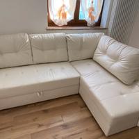 Vendiamo divano-letto in eccopelle in buona condiz
