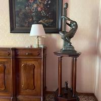 Specchi, cassettiera legno e marmo, letto ottone