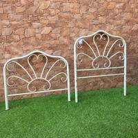 Letto singolo, testiera e pediera. 