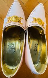 Scarpe rosa con fibbia oro