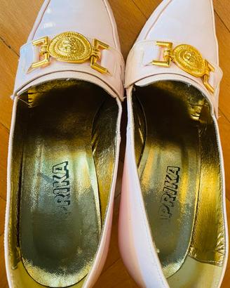 Scarpe rosa con fibbia oro
